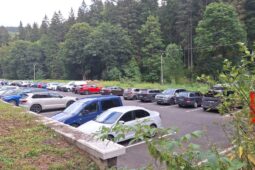 Nové parkoviště v Karlově Studánce nabízí stovku míst