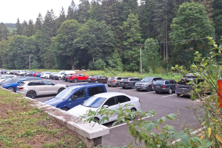 Nové parkoviště v Karlově Studánce nabízí stovku míst