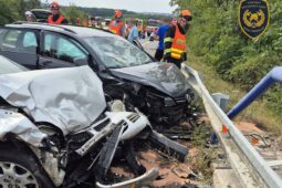Havárie pěti aut uzavřela silnici u Otrokovic, zranilo se šest lidí