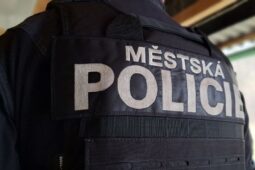 Kamerový systém v Benešově odhalil mladíka při malování na zeď. Policisté okamžitě zasáhli