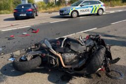 Dopravní nehoda v brněnské Jedovnické ulici skončila smrtí motorkáře 