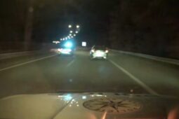 VIDEO: Mladý řidič se pokusil ujet při kontrole. Proti třem policejním vozům neměl šanci