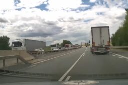 VIDEO: Policisté s majáky doprovodili nemocnou holčičku s dědečkem  do Dětské nemocnice 