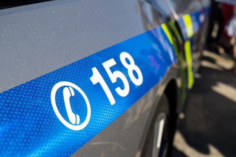 Mladík ujížděl policistům, naboural dvě služební auta. Soud ho poslal do vazby