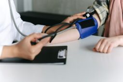 Za prevenci peníze na účet? Ministerstvo zdravotnictví chystá nový systém odměn za prohlídky
