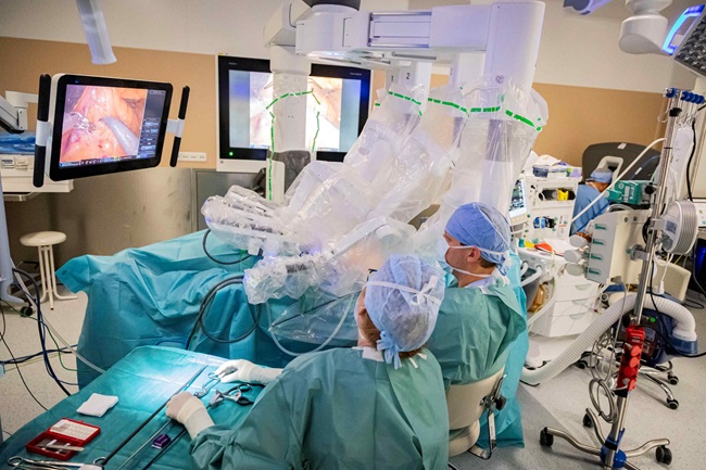 Dva nádory, jedna operace. Ve zlínské nemocnici se u pacientky vystřídaly dva robotické týmy