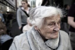 Z bytu seniorky vycházel kouř, ona seděla bezmocně na zemi