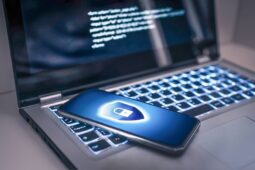 Falešný policista ho vystrašil historkou o teroristovi. Muž přišel o 600 tisíc korun