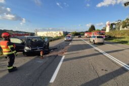 Ranní nehoda ve Slušovicích: Zaklíněného řidiče museli z auta vyprostit hasiči