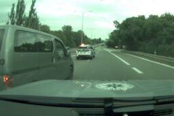 VIDEO: Zloděj využil chvíle nepozornosti, ukradl dodávku a ujížděl před policisty