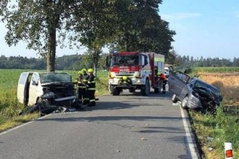 Čelní střet u Havlíčkovy Borové. Zraněné řidiče vyprošťovali hasiči, do nemocnice letěli vrtulníkem