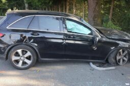 Nebezpečná jízda pod vlivem. Řidička na Žďársku převrátila Mercedes přes střechu