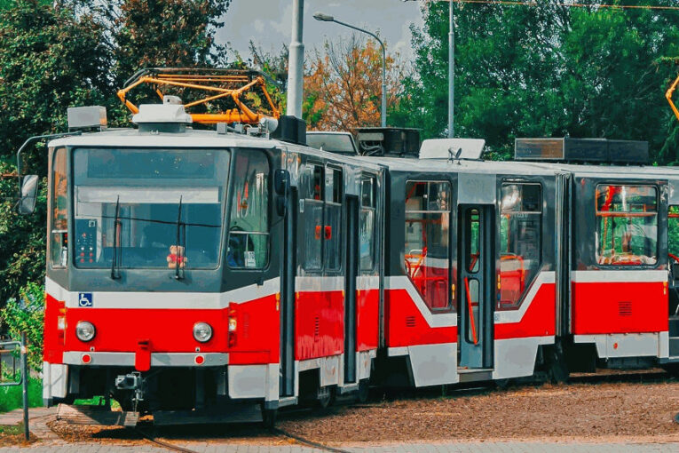 Žena šla na zastávku, srazila ji tramvaj. Zemřela v nemocnici