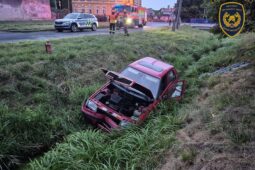 Netradiční „parkování“ ve Vítonicích. Auto našli v potoku, řidič byl pryč