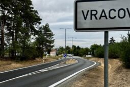 Vjezdový ostrůvek do Vracova je hotový