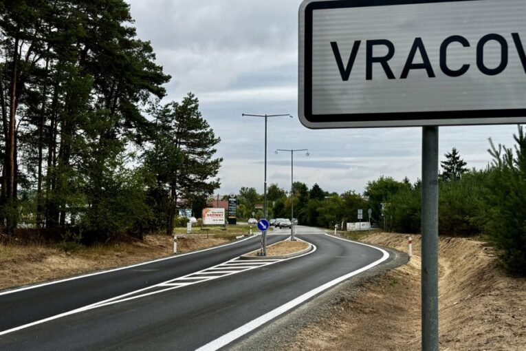 Vjezdový ostrůvek do Vracova je hotový