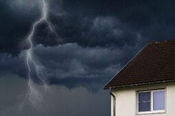 Meteorologové zpřísnili výstrahu. Zlínský kraj mohou zasáhnout velmi silné bouřky