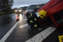 Chytré hodinky i auta zbytečně svolávají záchranáře. Většina automatických tísňových volání končí planým poplachem