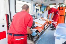 Soused nebyl lhostejný, díky jeho všímavosti pomohl ženě s epileptickým záchvatem