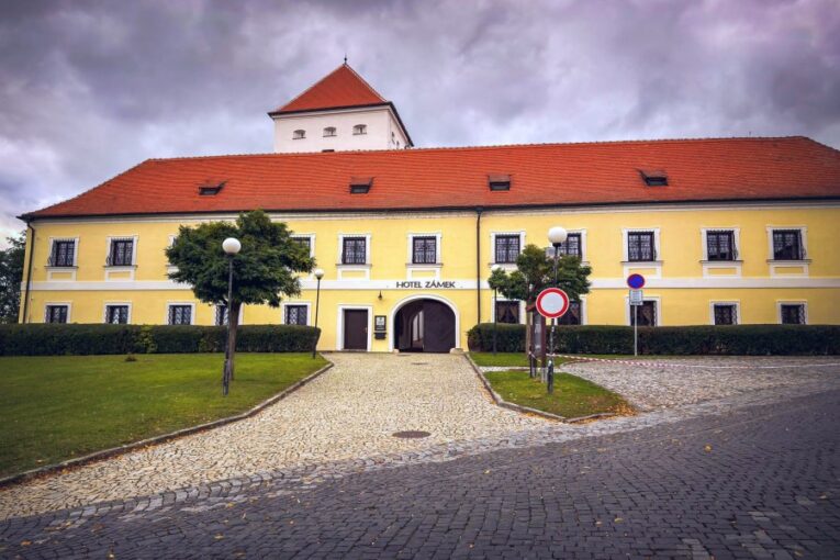 Romantické nádvoří zámku Čejkovice opět ožije charitativním koncertem Srdce na dlani pro onkologicky nemocné děti