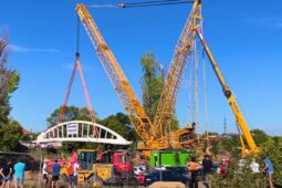 V neděli ráno zažily Židlochovice mimořádnou podívanou: 72 tun ve vzduchu 