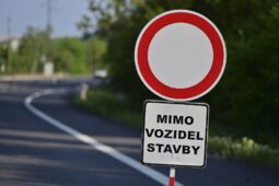 Řidiče čeká omezení mezi Tečovicemi a Loukami. Část Zadních luhů se uzavře