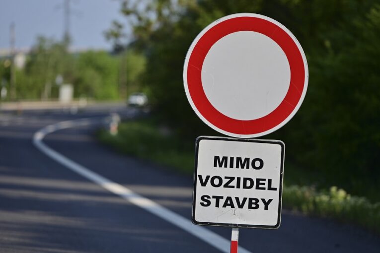 Řidiče čeká omezení mezi Tečovicemi a Loukami. Část Zadních luhů se uzavře