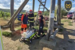 Náročná středa pro hasiče: Zraněné zachraňovali od zříceniny i z rozhledny