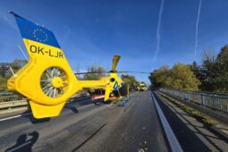 Noční nehoda tří aut na dálnici D52 u Pohořelic má tragické následky