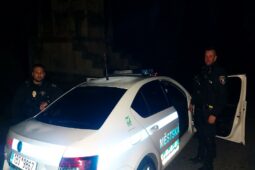 Zdrogovaná žena skákala pod kola aut