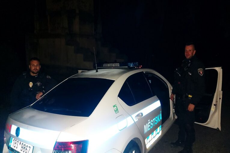 Zdrogovaná žena skákala pod kola aut