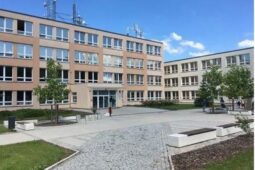 Salmonelóza mezi žáky školy v Újezdě nad Lesy. Potíže hlásí i senioři. Škola chce otevřít v úterý