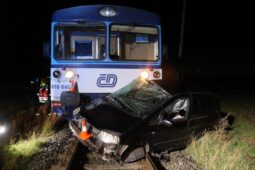 Dramatický začátek dne u Náměště: auto plné lidí zůstalo stát na kolejích