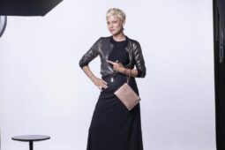 Přijďte do nového Fóra H22. Adéla Elbel pobaví svou show Trojjediná