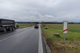 Řidič nákladního auta vjel na přejezd a při couvání poškodil padající závory