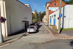 Kvůli havárii uzavřeli ulici, řidiči museli včas přeparkovat