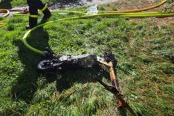 FOTO: V bytovém domě hořela elektrokoloběžka. Evakuovalo se 15 lidí