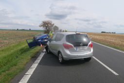 Předjížděla náklaďák, pak přišel čelní střet. Policie hledá důležitého svědka