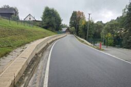 Klášterec dokončil závěrečnou etapu rekonstrukce silnice včetně velké opěrné zdi