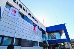 Uherské Hradiště otevřelo nový zimní stadion. První bruslaře přivítá už o víkendu