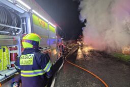 Požár haly s uskladněnou třtinou zaměstnal hasiče