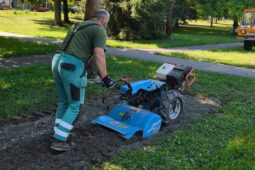 Park před Společenským domem rozkvete. Nové záhony se budou proměňovat s roční dobou