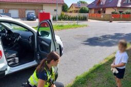 Malý chlapec utekl ze školky. Našli ho vyděšeného v autobusu