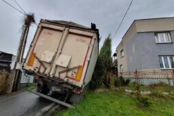 Dramatický zásah v Dolní Suché: Tahač s 30 tunami uhlí nebezpečně ohrožoval rodinný dům