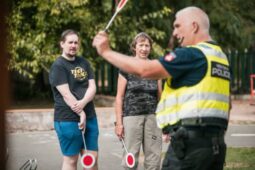 Dobrovolníci z řad veřejnosti pomohou dětem s bezpečnou cestou do škol