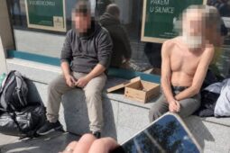 Muž našel v centru města mobil. Bezdomovec mu ho sebral přímo před očima