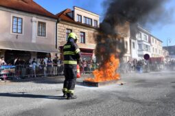 Berounští hasiči oslavili sedmdesátku. Ukázali záchranu z výšky i vyproštění z auta