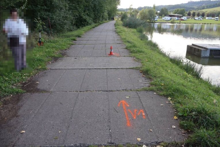 Cyklista ve Vrchlabí srazil chodkyni a odjel, policie ho hledá