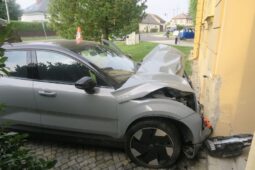 Místo brzdy šlápl na plyn. Narazil do domu a zdemoloval auto