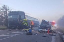 Vážná dopravní nehoda na Orlickoústecku. Osobní auto se čelně srazilo s náklaďákem